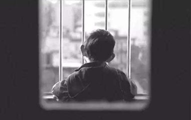 儿童脑袋中间凹下去是什么原因,小孩头顶凹下去一块是怎么回事