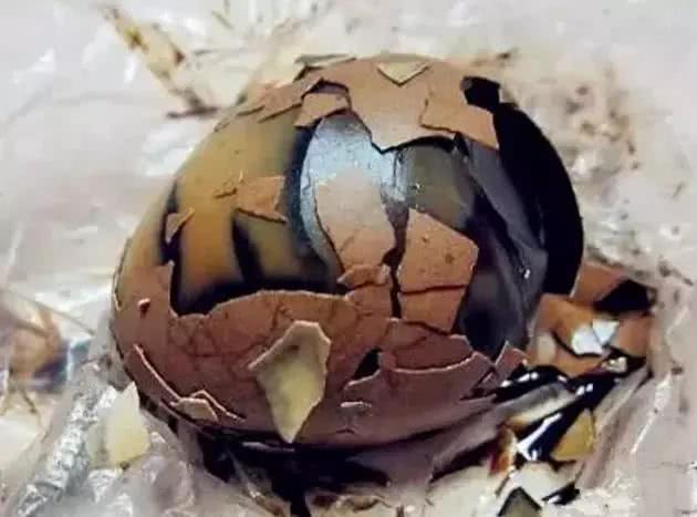 宝宝吃鸡蛋的六大误区,宝宝吃生鸡蛋会发烧了怎么办