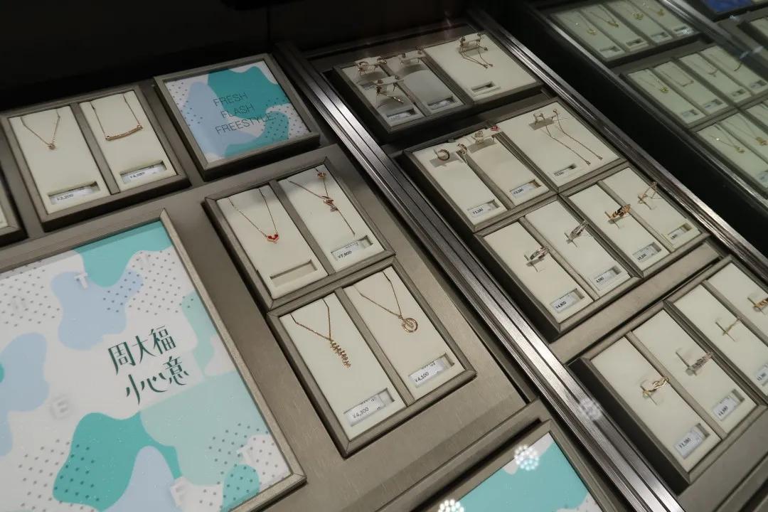 冬日劲爆献礼，引燃圣诞狂欢！利群集团城阳购物广场推出圣诞钜惠活动，精彩势不可挡