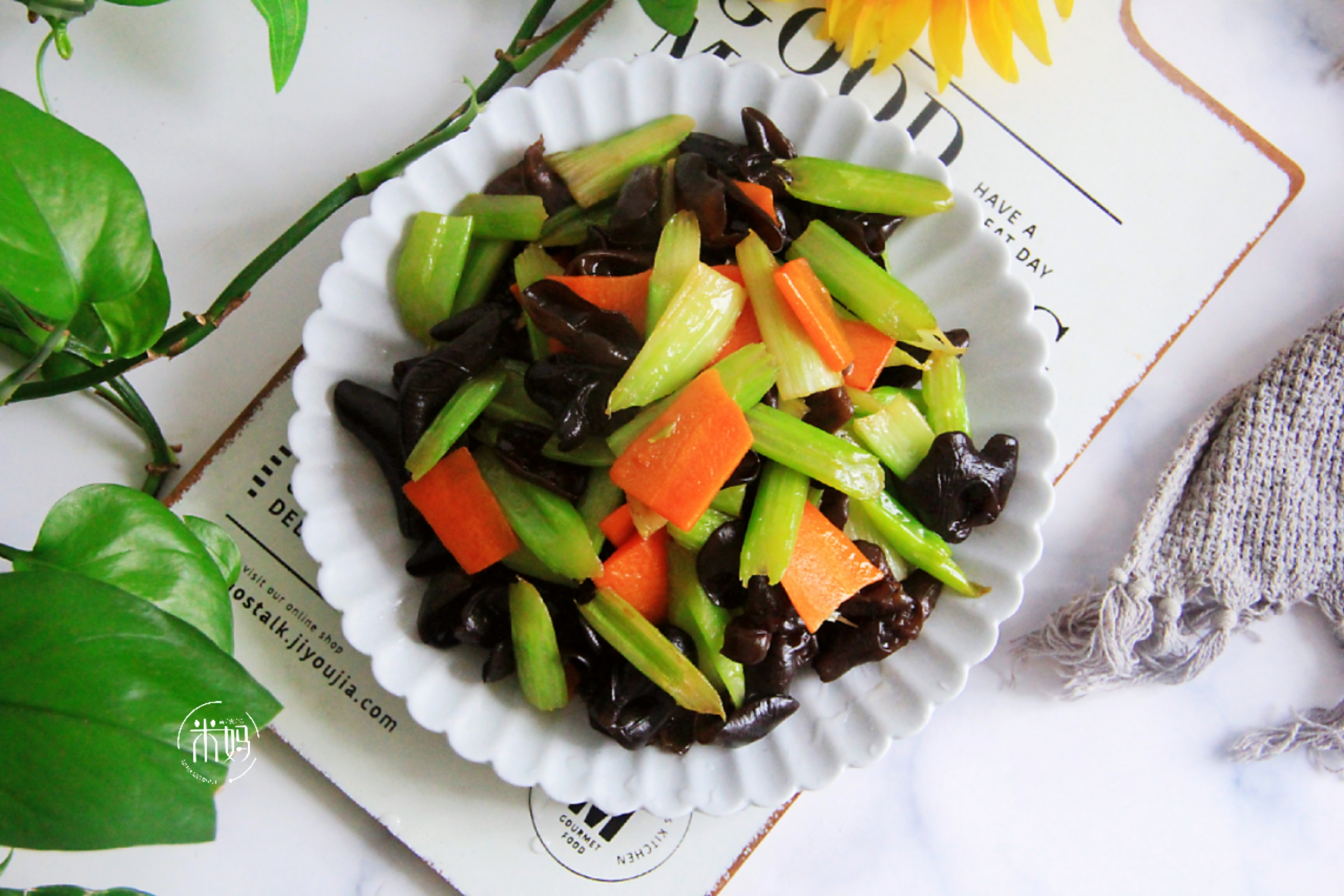 炒木耳老噼里啪啦响怎么避免,炒木耳噼里啪啦的是怎么回事