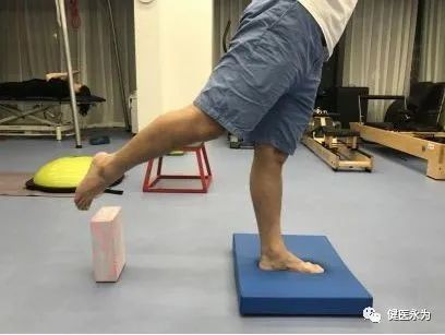 国家队康复师崴脚康复动作,国家队队医治疗崴脚