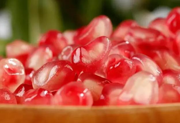 秋天吃石榴对身体有没有伤害,秋季石榴可以多吃吗