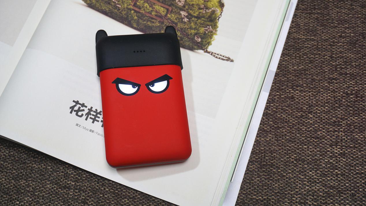 支持快充，能带上飞机，萌趣小魔兽充电宝上手体验