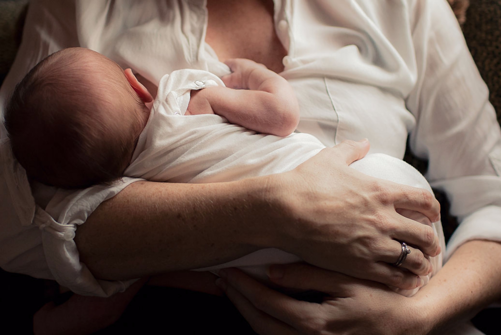 母乳太多要不要减少喝水,母乳充足要急着断奶吗