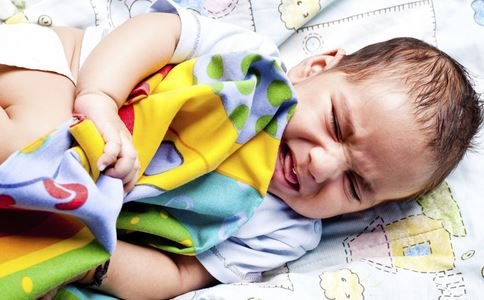 宝宝大便有血丝是怎么回事,宝宝大便有血丝不喝奶粉怎么办