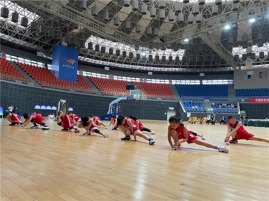 恭喜实验小学足球队喜获冠军,热烈庆祝我校足球比赛获得冠军