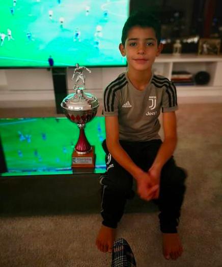 c罗带儿子看比赛,C罗带儿子看拳击赛