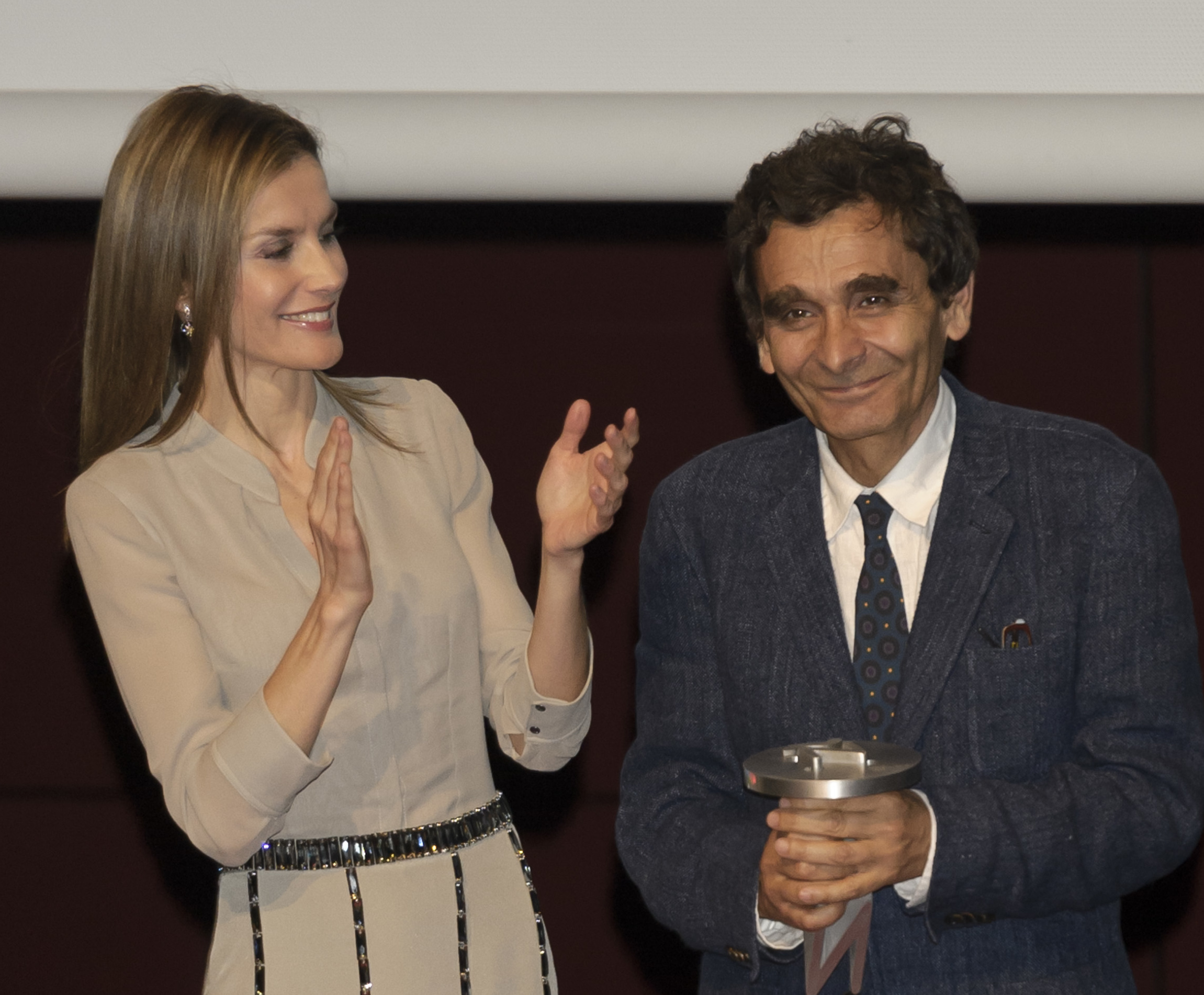 莱后的衣橱：这是度假必穿的品牌，CEO没好好演戏回家继承财产了