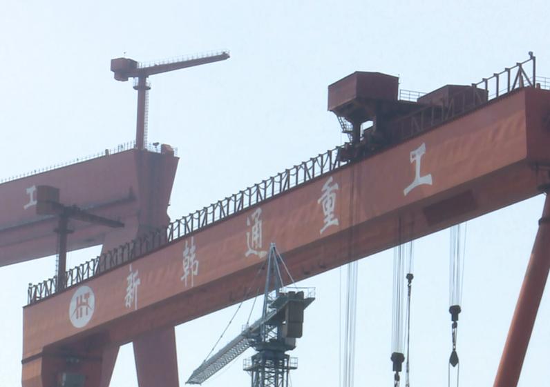 长江镇江段大型海轮,又一艘国产大型邮轮开始总装