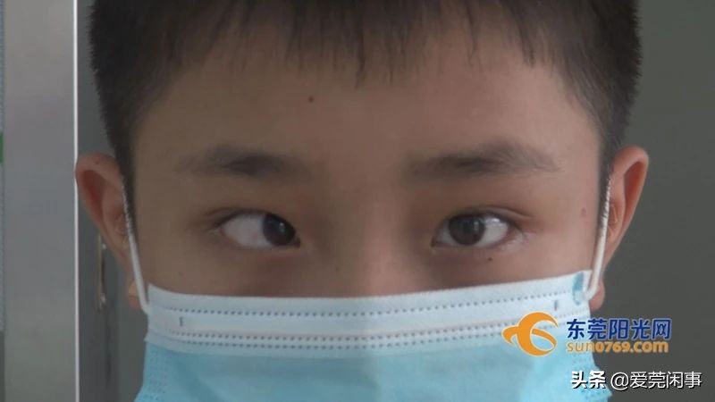 男童看手机斗鸡眼,儿童看手机导致的斗鸡眼