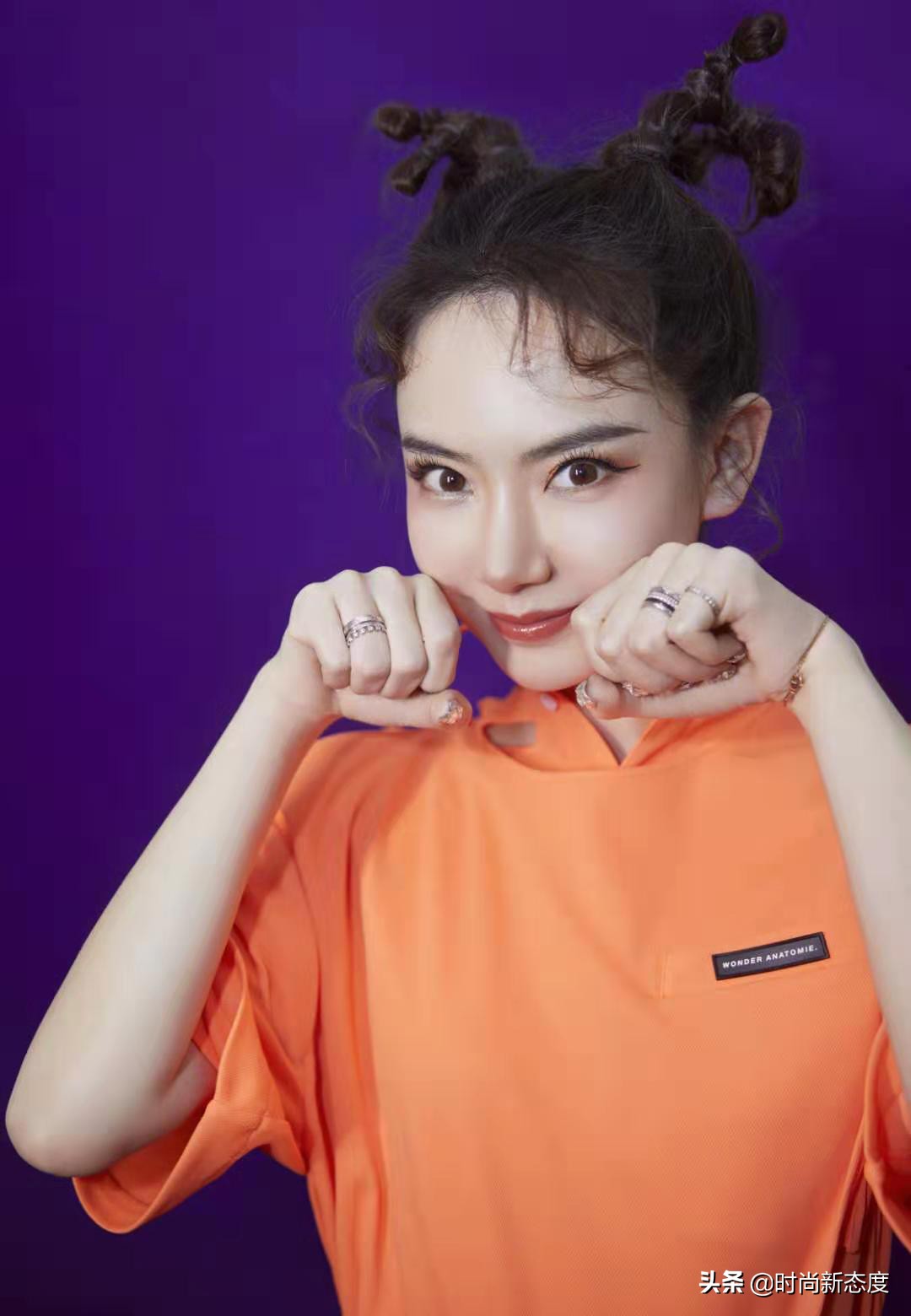 戚薇造型复古卷发教程,戚薇烟熏妆发型