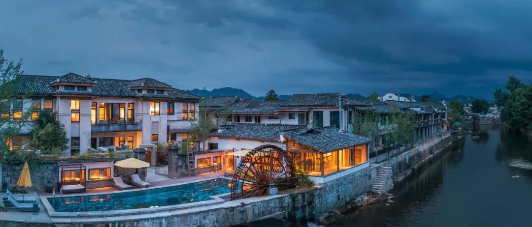 秋日河畔画中小镇，隐于茶园流水，山水间三店新开旅居吃茶慢生活