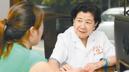 胸前背后过敏长痘痘怎么解决,胸前背后下巴长痘痘是什么原因