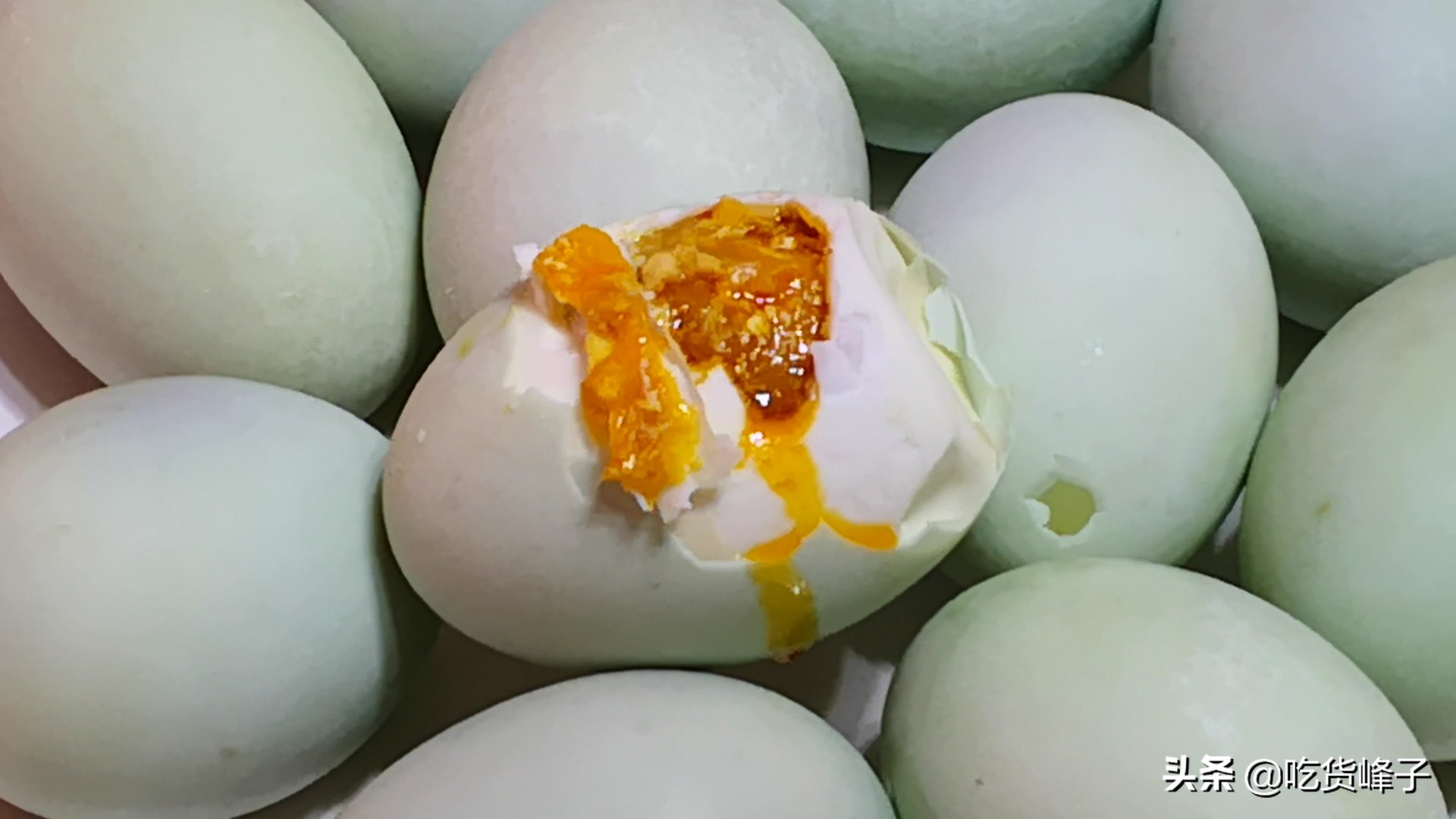 咸鸭蛋黄变黑是怎么回事还能吃吗,爱吃鸭蛋会胖吗