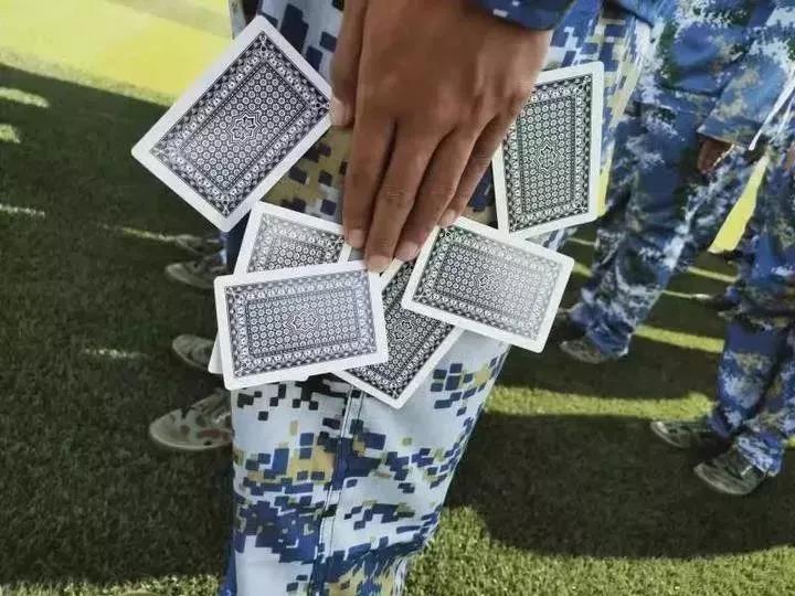 军训教官踢打学员,军训教官踢学生视频