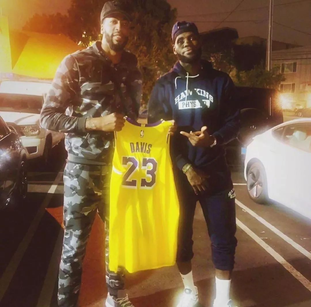 400多万买个皮肤体验卡！因生产问题老詹下赛季还穿23号…