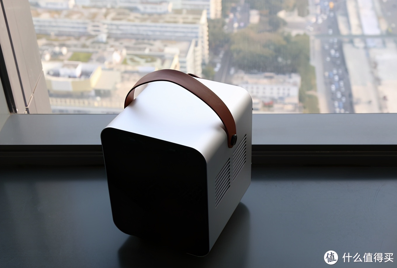 一台可以玩大型游戏的主机,可以拎起来的电脑主机