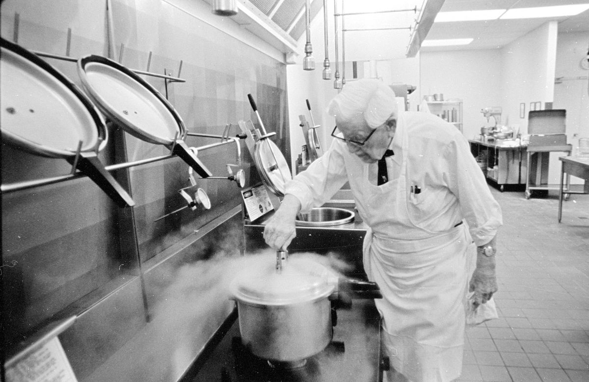 肯德基的创始人桑德斯的创业故事,肯德基创始人桑德斯图片