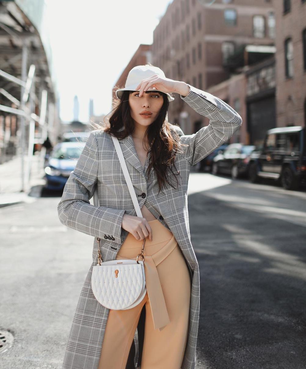 墨绿色格纹大衣怎样搭配好看,短款格纹毛呢大衣的搭配方法