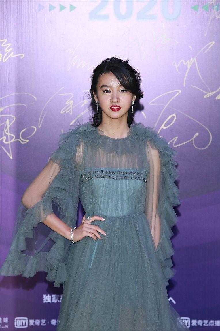 工藤静香的女儿模仿爸爸妈妈拍照,50岁工藤静香和两女儿首同框