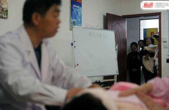 男性催乳师越来越火，年轻宝妈鼓起勇气尝试，过后感觉：吃亏