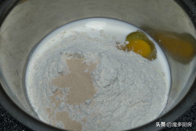 油条怎么做酥脆松软不用酵母牛奶,油条家常做法用酵母粉200克牛奶