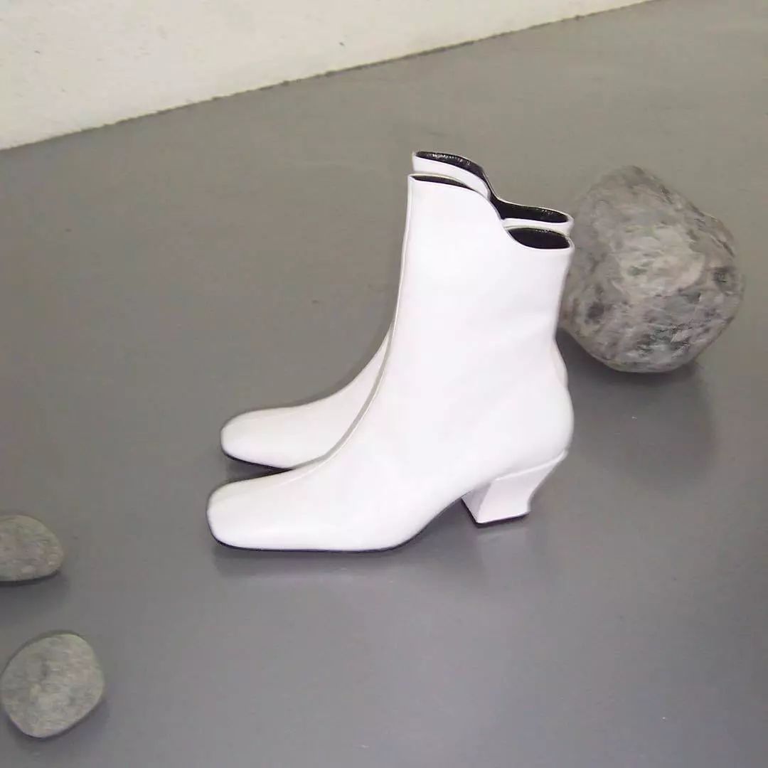 看见今年秋冬必入的第一双靴子，我方了……