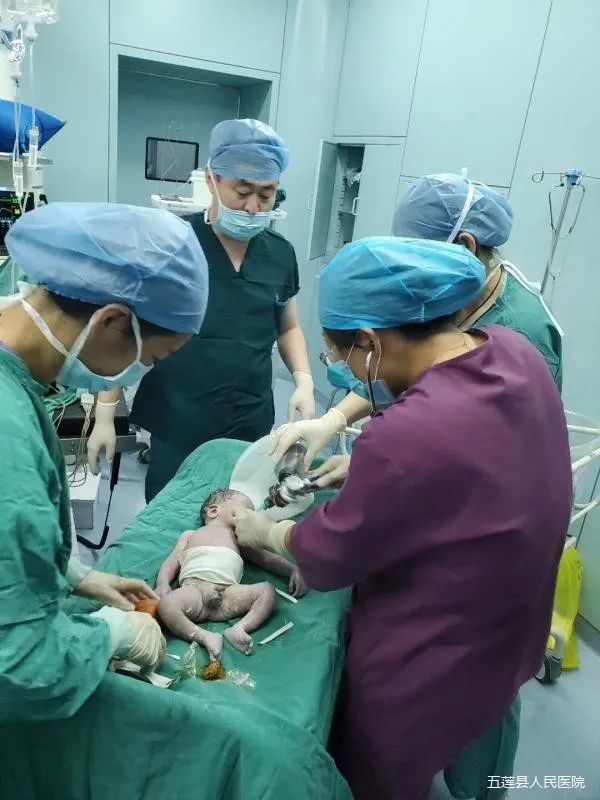 孕妇癫痫发作被邻居发现急救,孕妇突发癫痫插管抢救