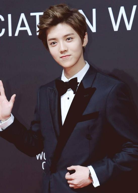 鹿晗打球扣篮,鹿晗虽然不高但是打篮球超帅