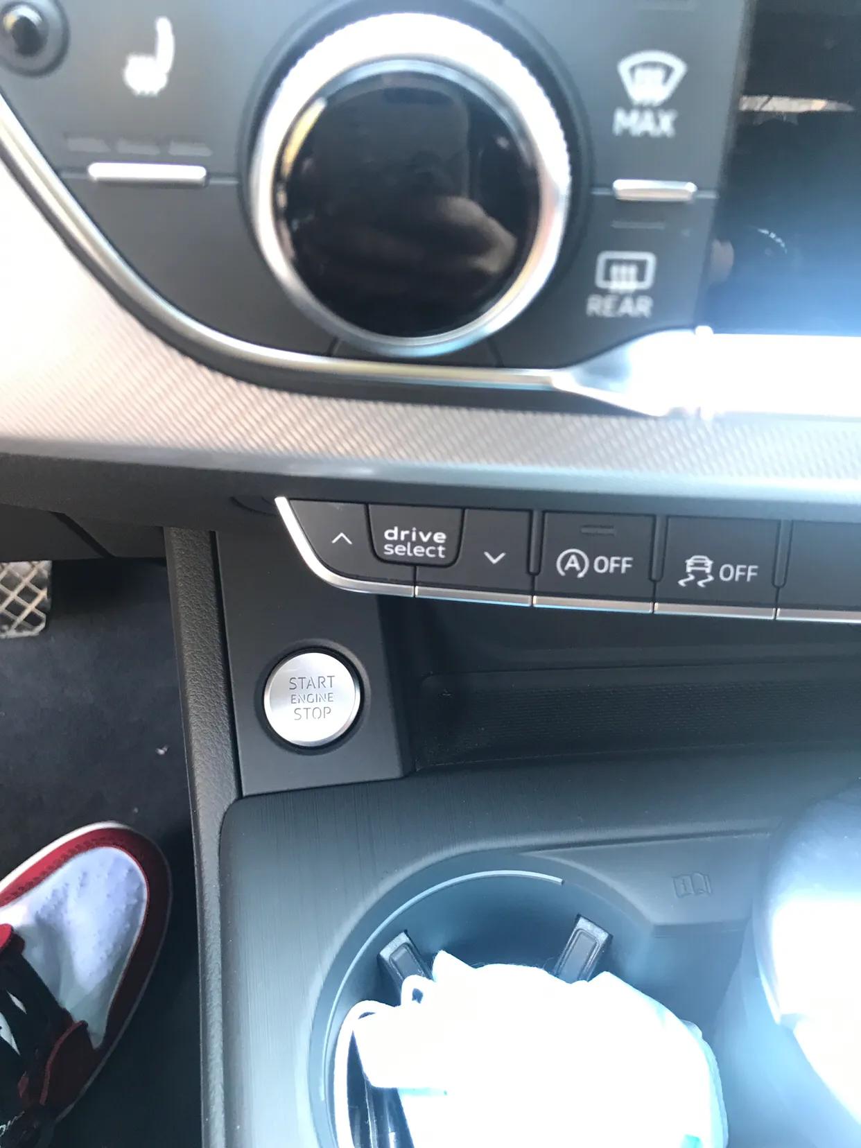 新款AudiA4车钥匙没电车怎么启动