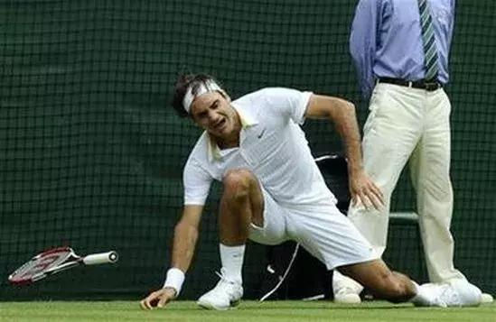 网球球员摔倒,网球拍摔地上反弹接住