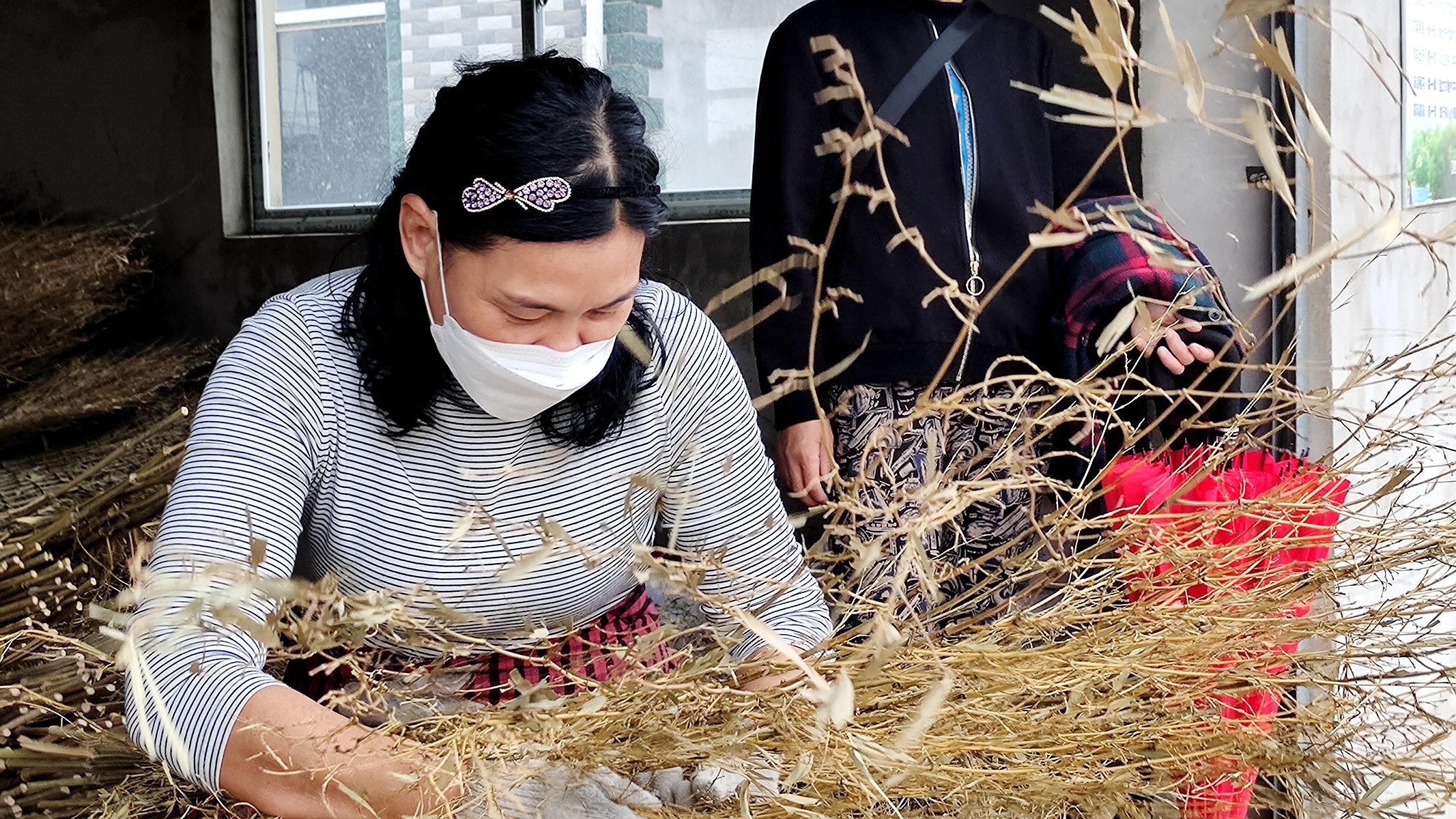 绑扫把老手艺即将失传的手艺,怎么扎竹扫把最简单方法