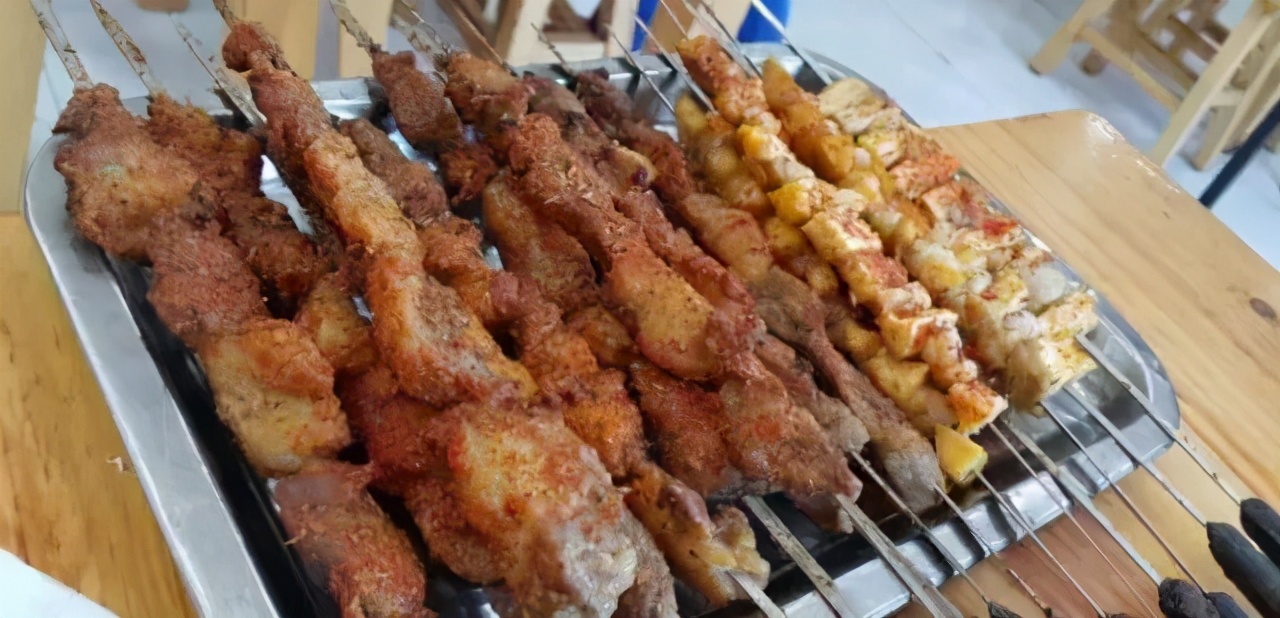 新疆大盘鸡必吃十大特色菜,南北疆美食大盘鸡