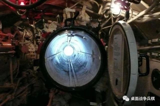 深海怎么逃生,潜艇在深海怎么逃生