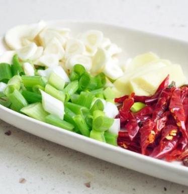 黄鳝身上的粘液要不要清洗干净,黄鳝在烹调中正确去除粘液的方法