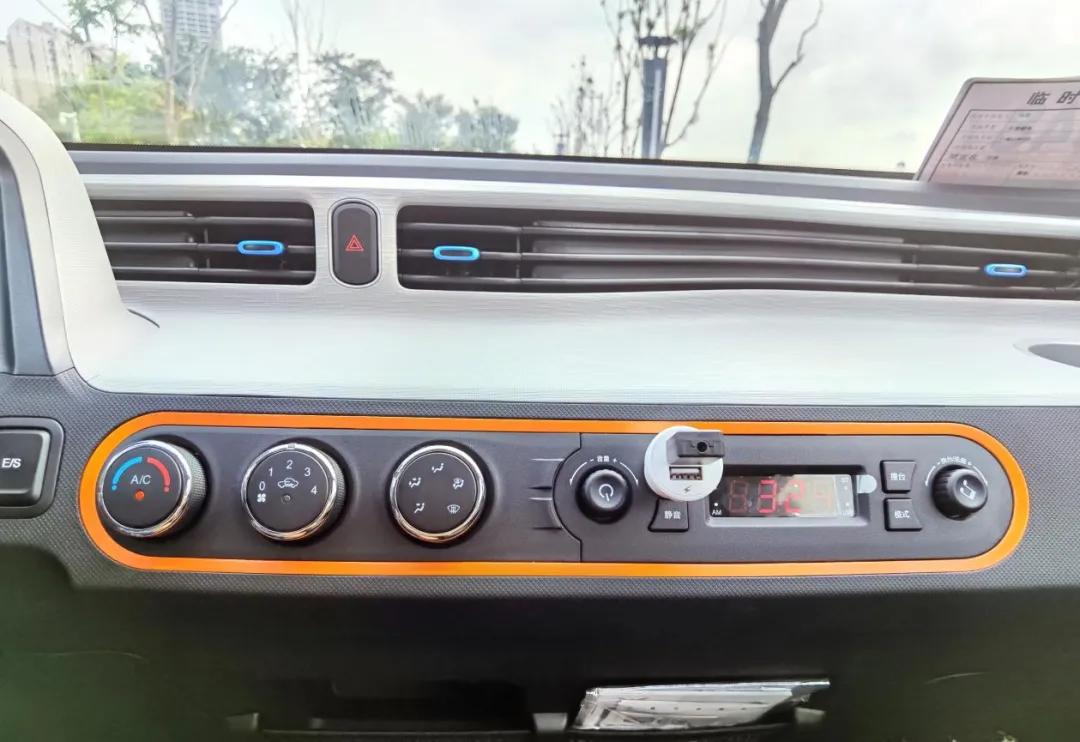 五菱宏光minievgameboy版,五菱宏光minievgameboy版实车