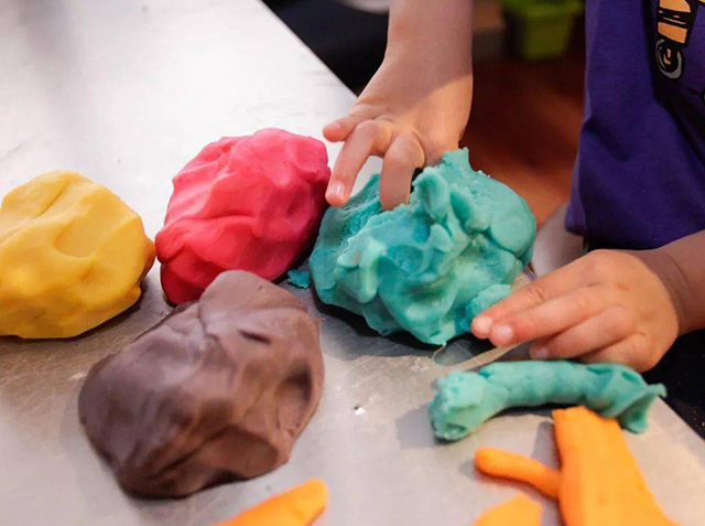 宝宝误食水晶泥多久可以确定没事 (宝宝误食了水晶泥后会有什么反应)