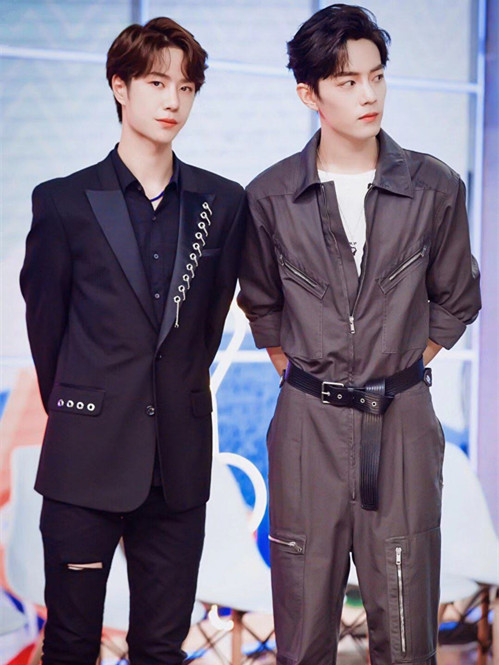 肖战王一博天天向上西装,王一博肖战天天向上初遇同步