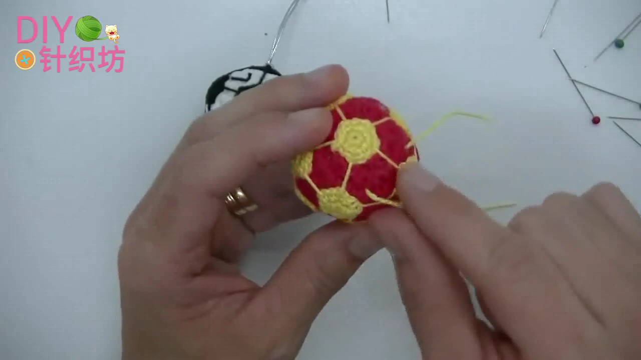 足球小玩偶挂件,足球钥匙扣编织