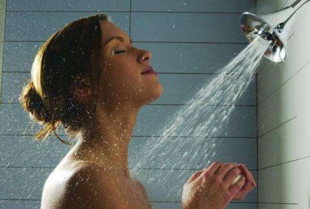 女性洗澡时最好自检这几个部位,女性洗澡哪个部位不能洗