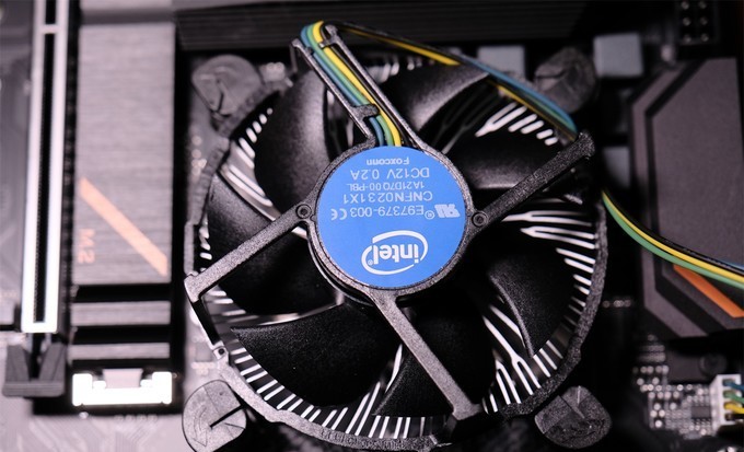 我给我老婆配了一台他们单位最好的电脑，让她再也没有理由划水