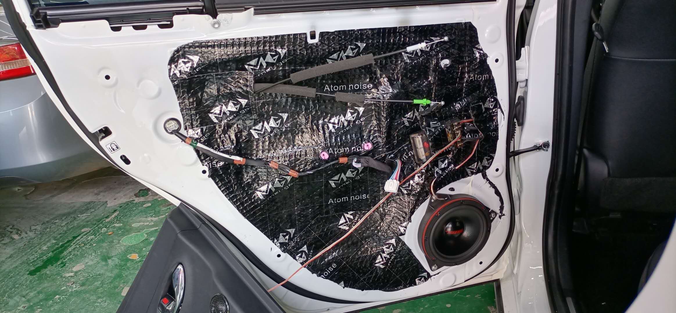 致炫后声场没有喇叭怎么办？如何由两喇叭变八喇叭？