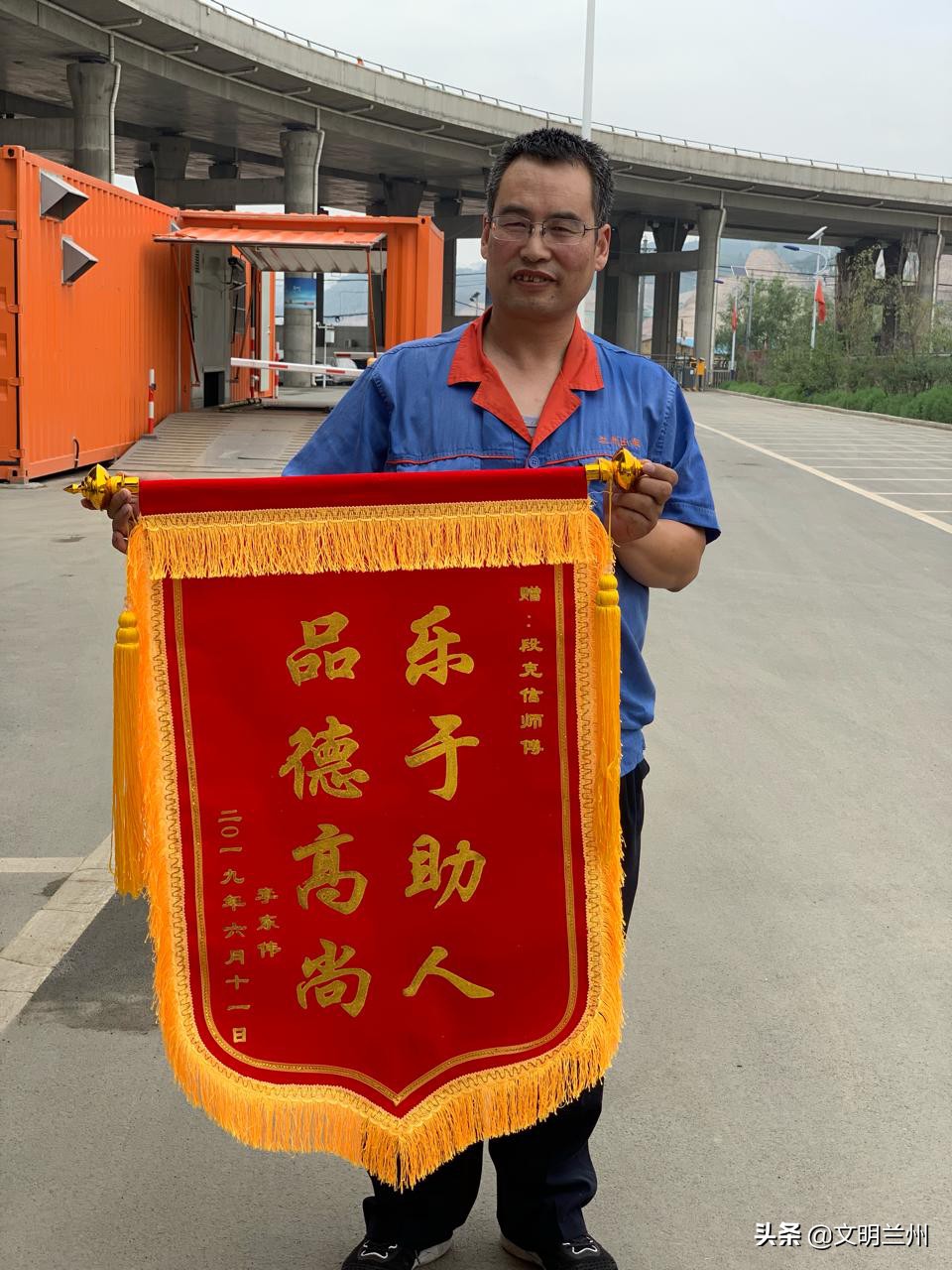 兰州“的哥”好样的,这个举动简直太帅了!