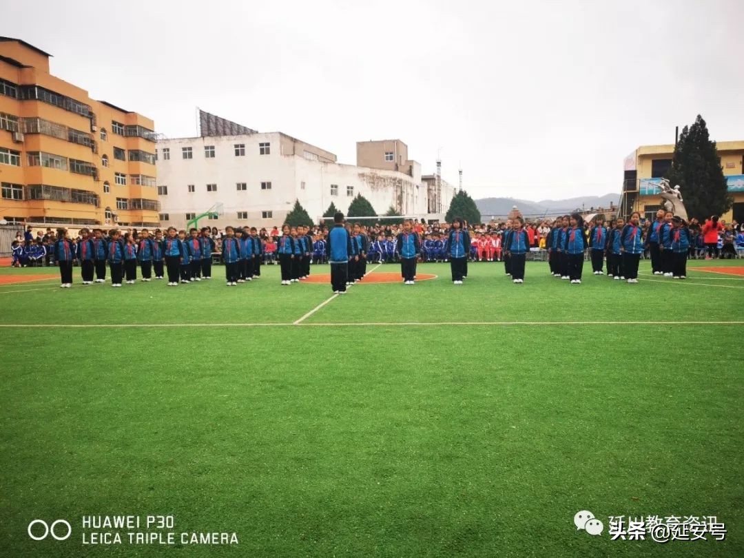 寒意袭人，红小娃却把口号声喊得震天响！