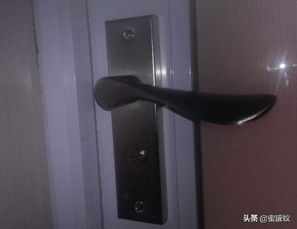 家里门反锁了锁芯坏了怎么样打开,厕所的门从里面反锁了怎么能打开