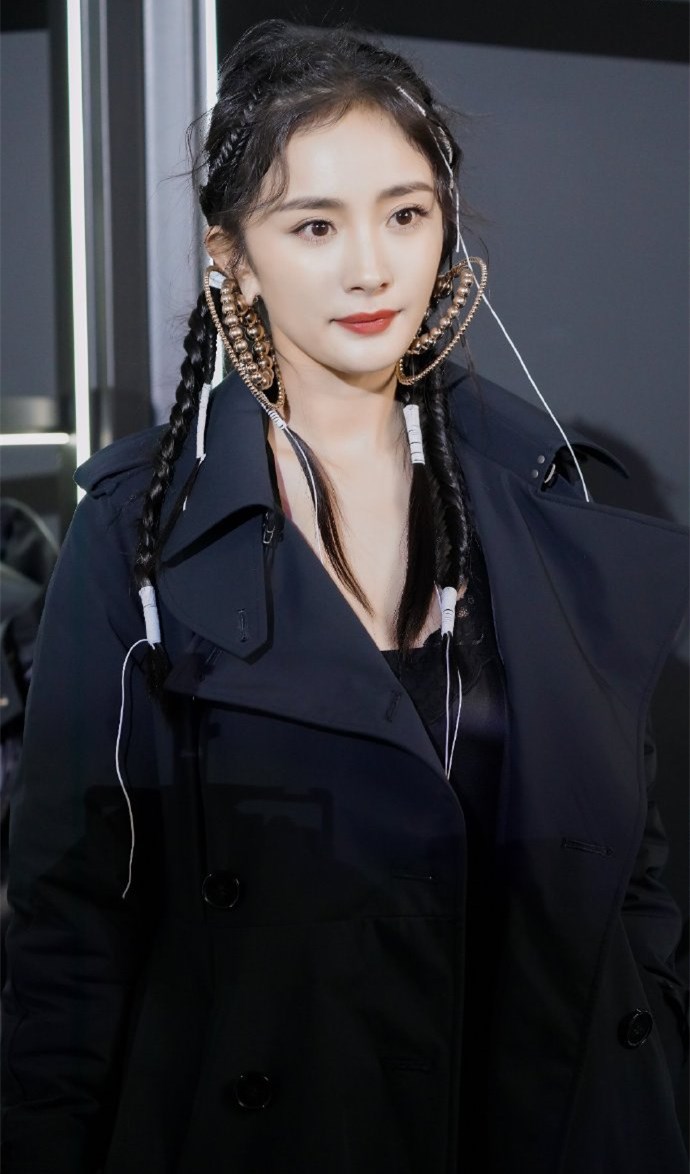 杨幂白蕾丝裙造型,杨幂蕾丝薄纱连衣裙穿搭