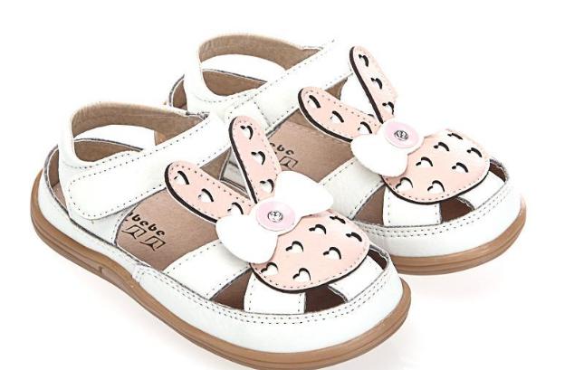 这8种凉鞋被列入黑名单，易致足内翻、X型腿，可别再给娃穿了