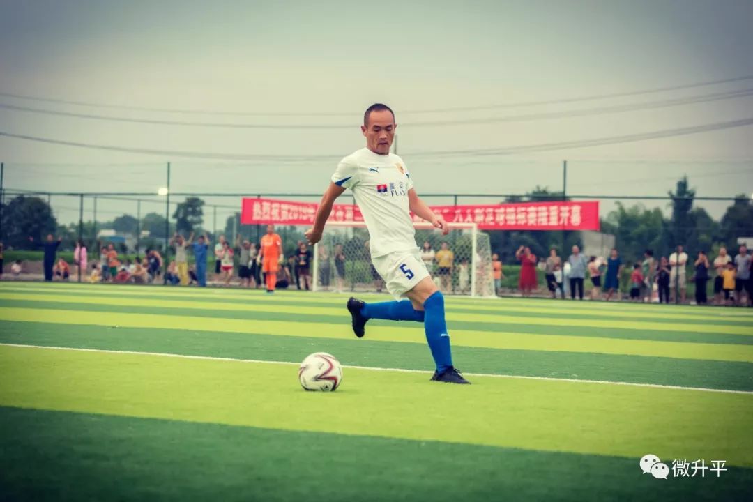 建在沙漠里的足球场,天然草坪足球场在哪里