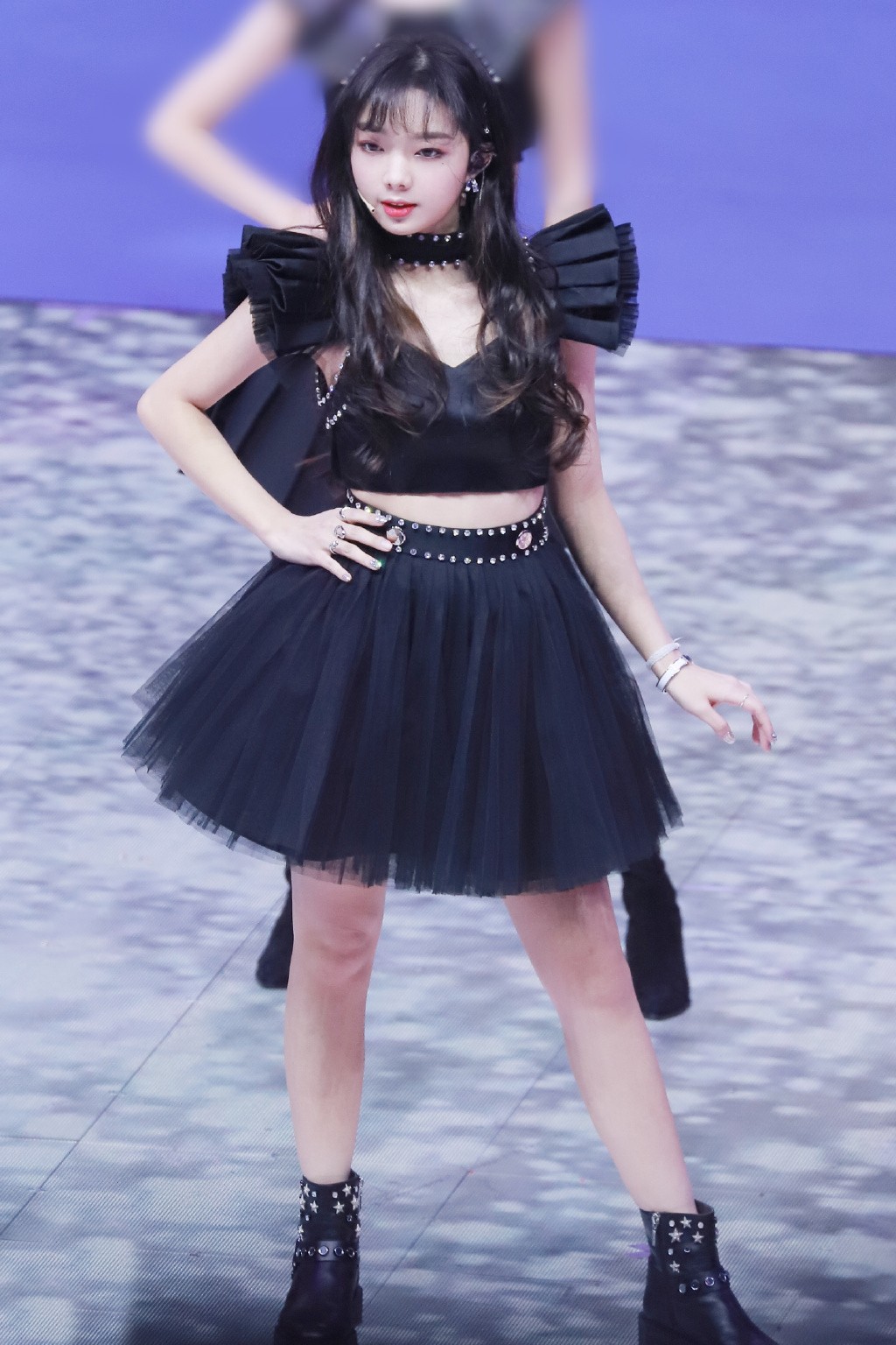 李紫婷真是会穿,白色运动服内搭露脐针织衫,秀小蛮腰抢镜十足