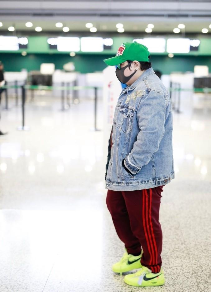 韩红早期军装照,18岁的韩红穿着军装